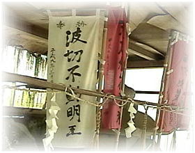 ���}���������~��