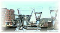ガラス館のワイングラス,バックに,門司港ホテルの端がうつっています赤レンガ色です。