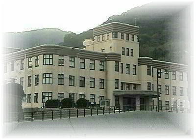 ��i������̎ʐ^�ł��B���΂ߑO����̎B�e�ł��B�F�̓x�[�W���łR�K���ĂŤ�ꕔ�S�K���Ăł��B��͒��F�ɂ��Ă��܂��B