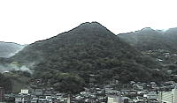 レトロ展望台から見た三角山の写真です。