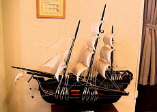 1階の帆船の模型