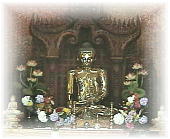 パゴダの内部にあるゴールドの仏像ですかね。