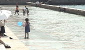 水遊びしている子供たち